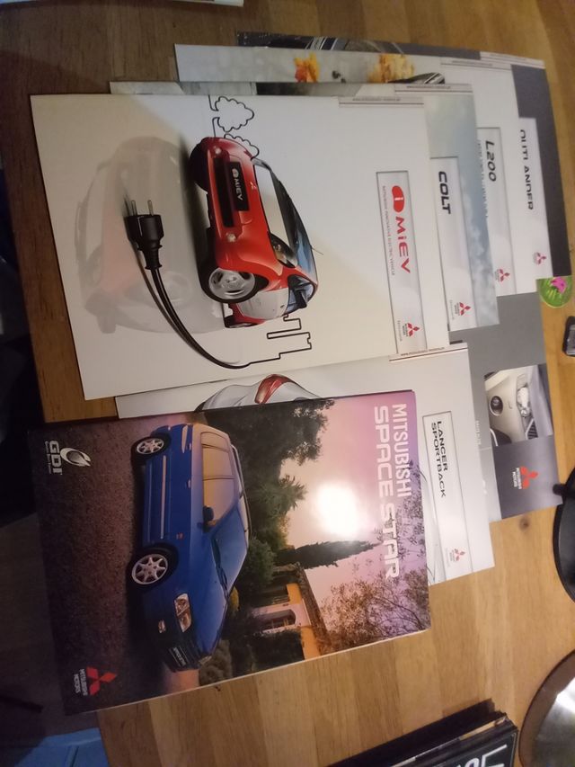 Conjunto catálogos Mitsubishi