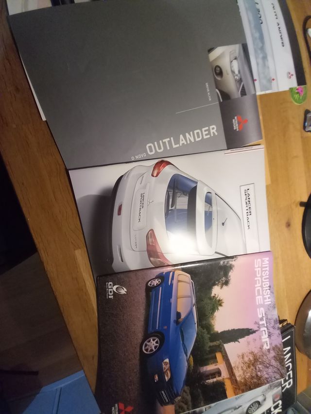 Conjunto catálogos Mitsubishi