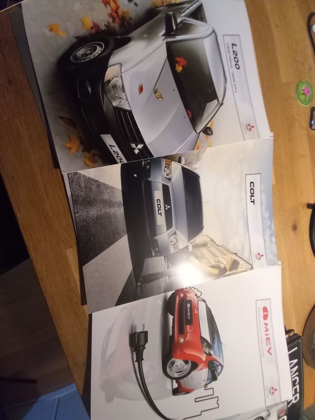 Conjunto catálogos Mitsubishi