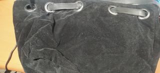 Bolso tipo saco terciopelo negro ESCADA