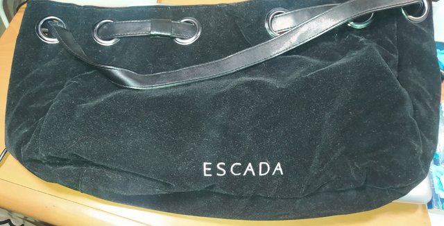 Bolso tipo saco terciopelo negro ESCADA