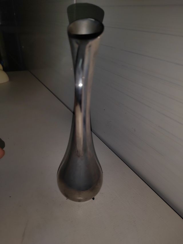 Jarrón decorativo de metal plateado