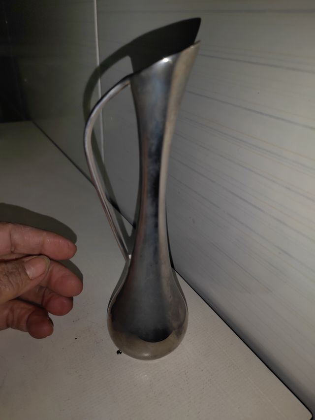 Jarrón decorativo de metal plateado