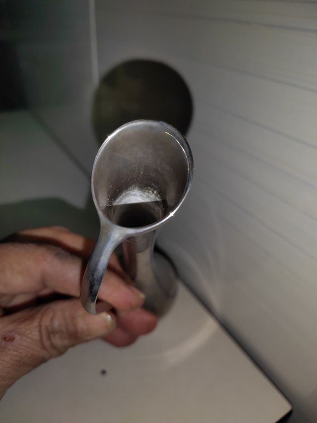 Jarrón decorativo de metal plateado