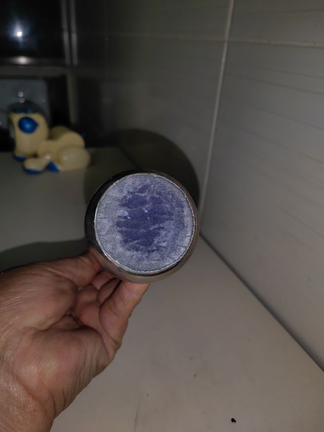 Jarrón decorativo de metal plateado