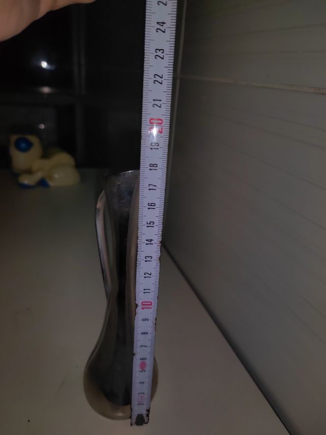 Jarrón decorativo de metal plateado