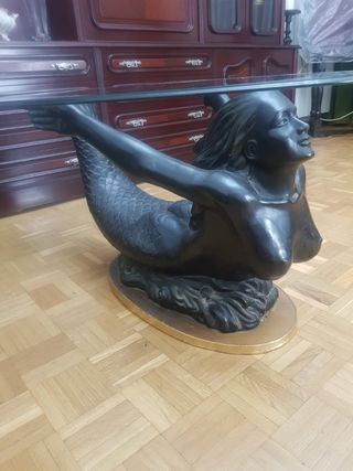 Mesa baja con sirena.