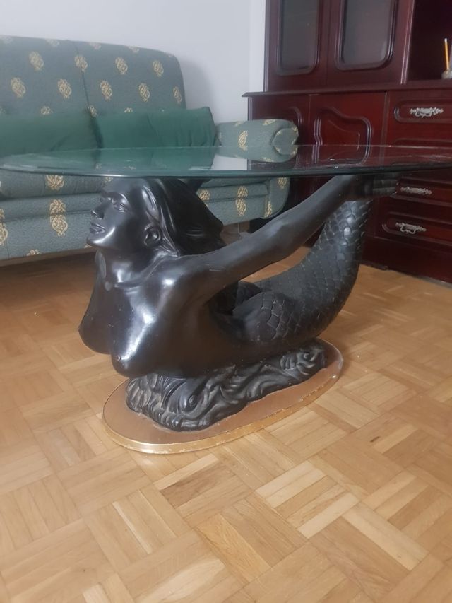 Mesa baja con sirena.