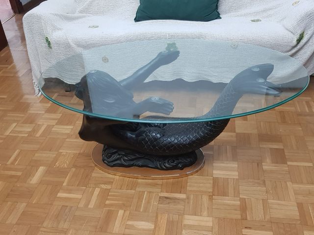 Mesa baja con sirena.