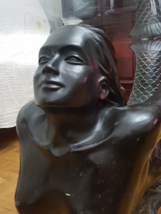 Mesa baja con sirena.