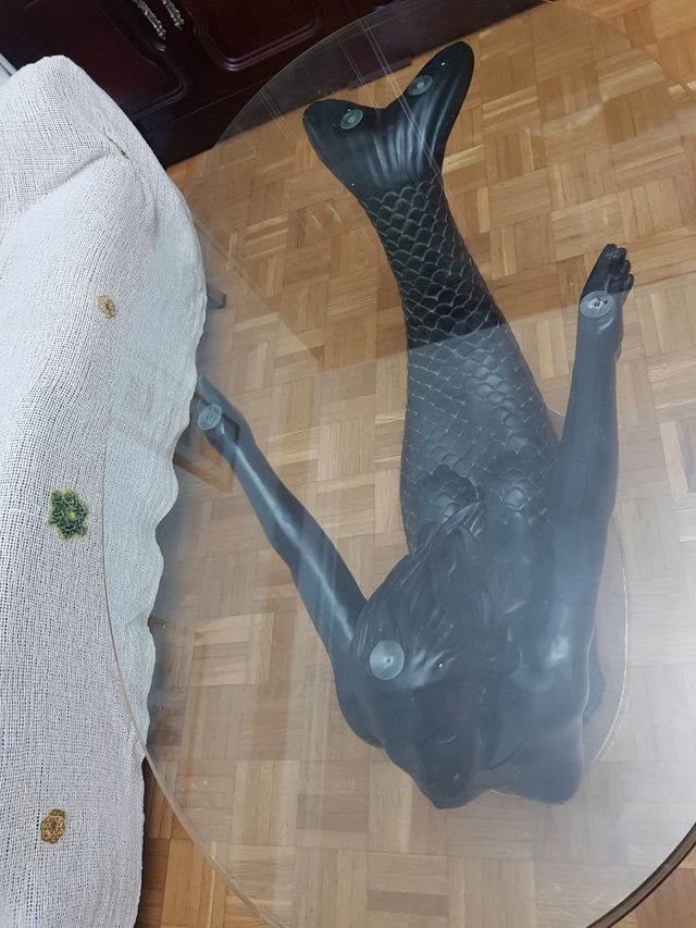 Mesa baja con sirena.