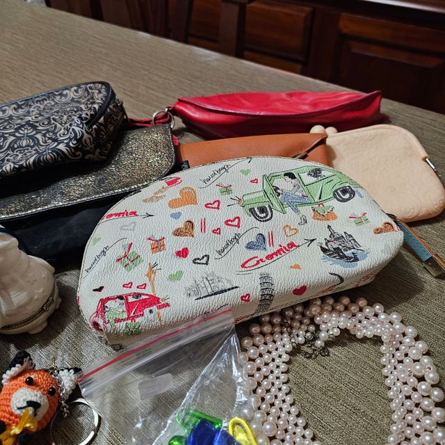 Set pochette e accessori vari