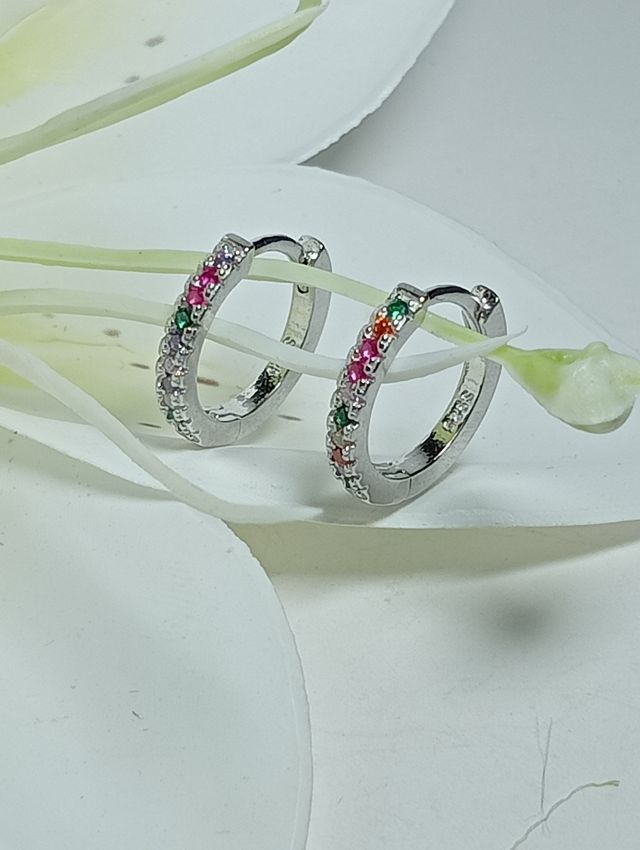 Bellos mini aros circonitas plata .