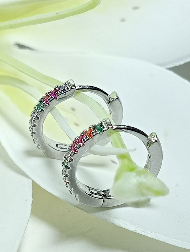 Bellos mini aros circonitas plata .