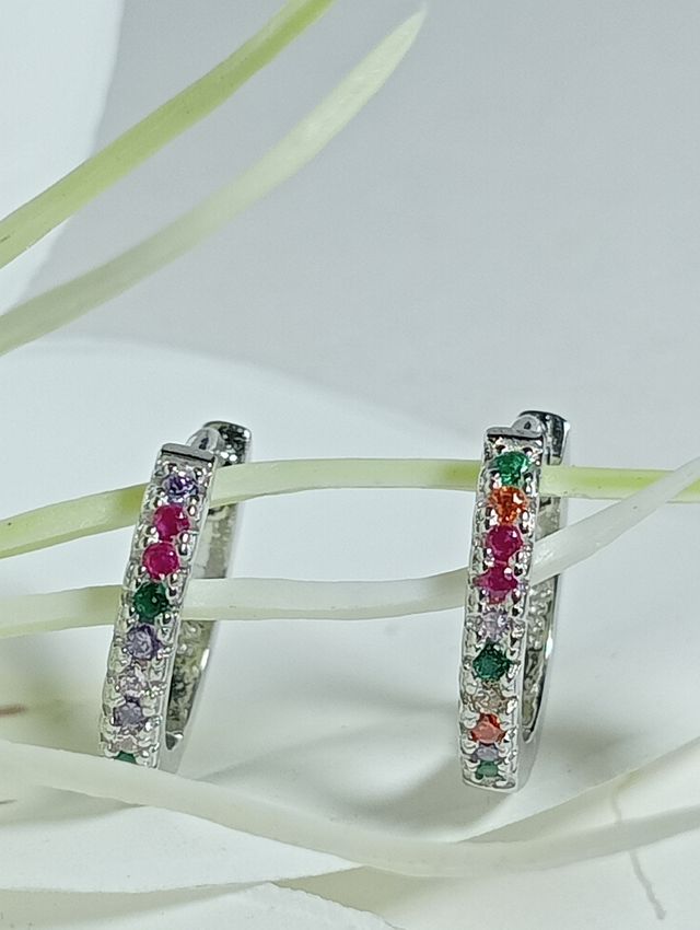 Bellos mini aros circonitas plata .