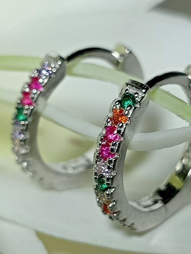 Bellos mini aros circonitas plata .