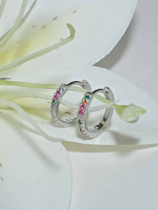 Bellos mini aros circonitas plata .