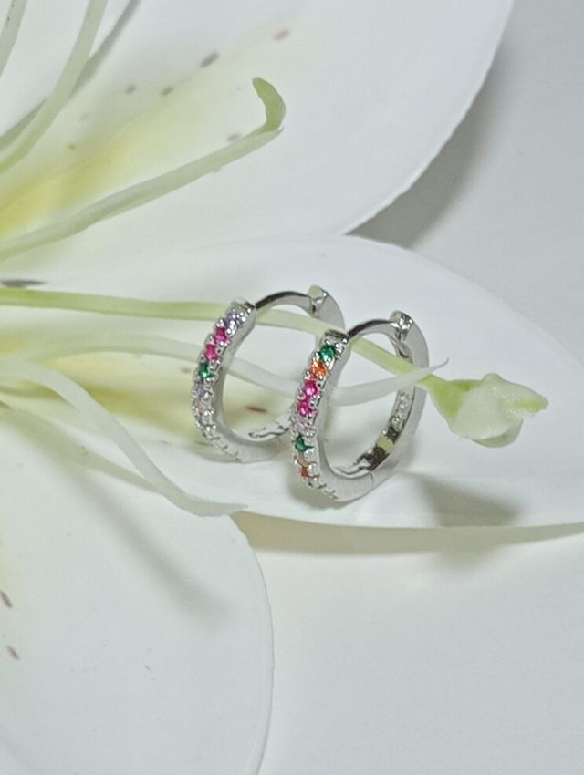 Bellos mini aros circonitas plata .