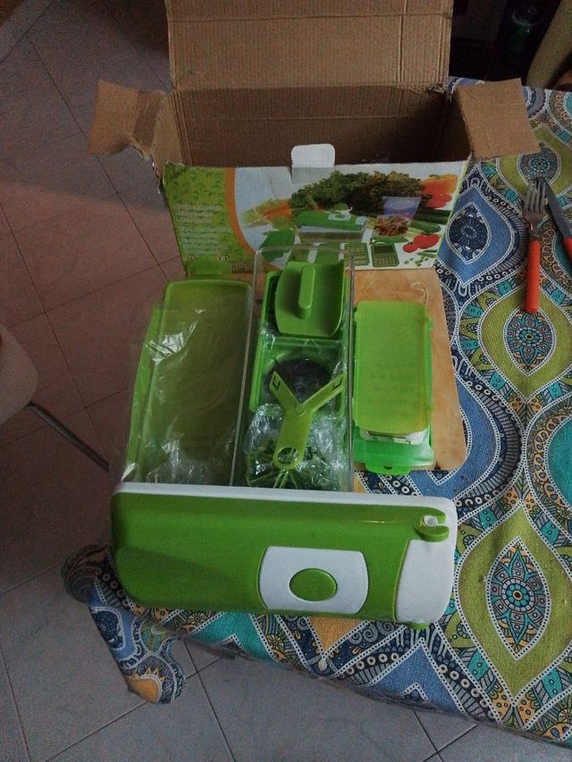 Trita verdure con accessori e contenitore.