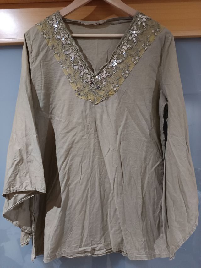 Blusón caqui. Local.