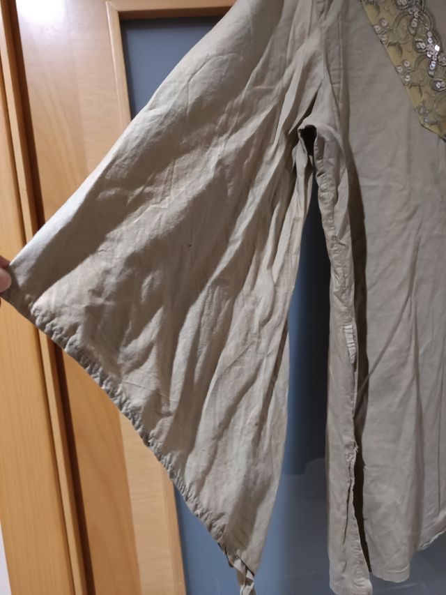 Blusón caqui. Local.