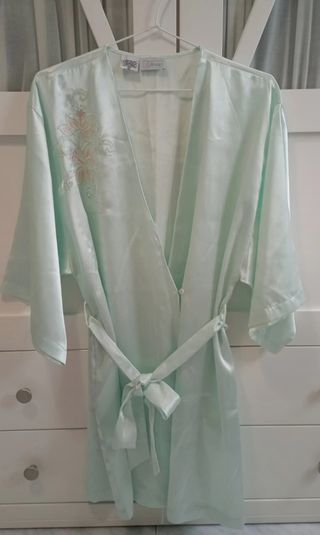 BATA/KIMONO DE DISEÑO SIN ESTRENAR DEL C. INGLÉS 