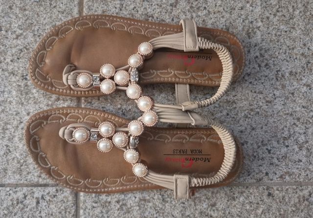 Sandálias com pérolas