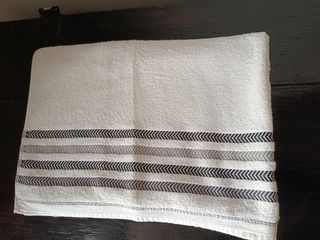 Toalha de banho branca, cinza e preto