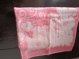 Toalha de banho rosa e branca