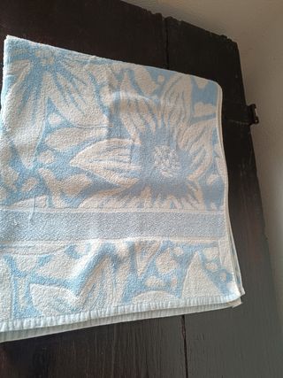 Toalha de banho azul e branca