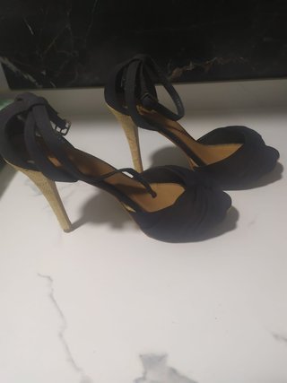 Zapatos de tacón marca blanco