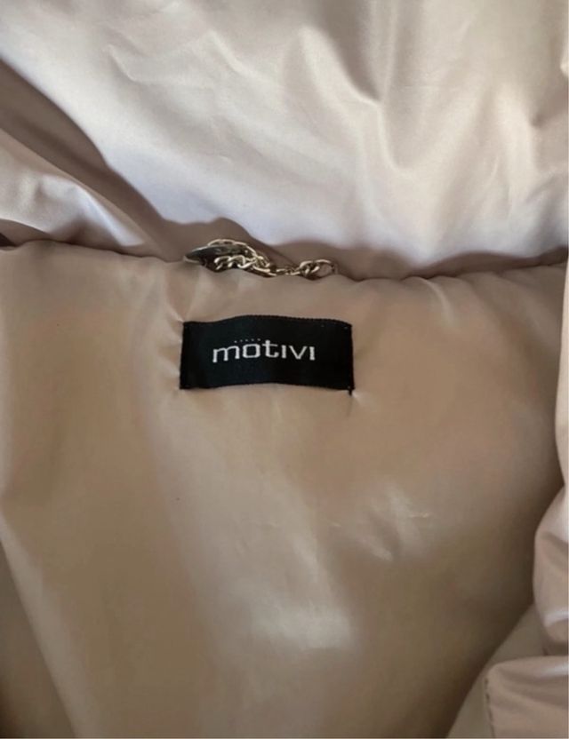 Piumino del Brand Motivi color grigio argento.