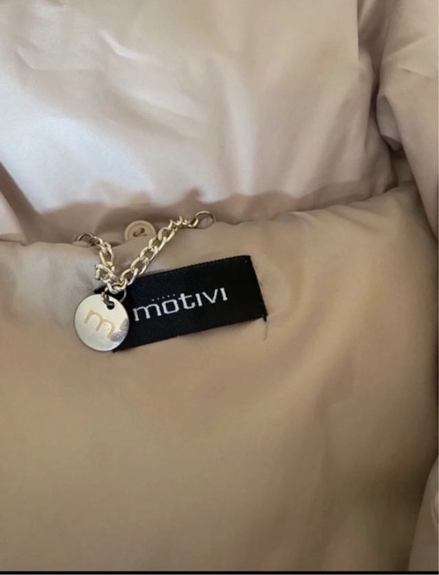 Piumino del Brand Motivi color grigio argento.