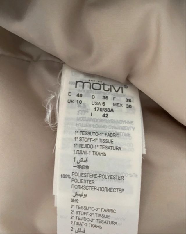 Piumino del Brand Motivi color grigio argento.