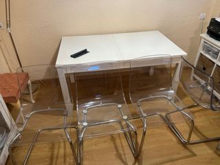 Mesa y sillas