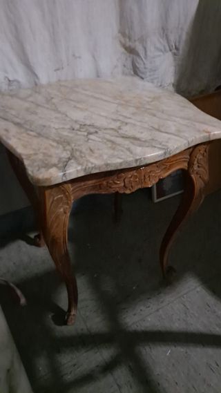 Mesa auxiliar tapa marmol
