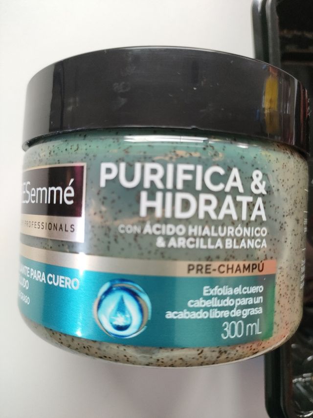 Champú exfoliante grasa con ácido hialurónico.
