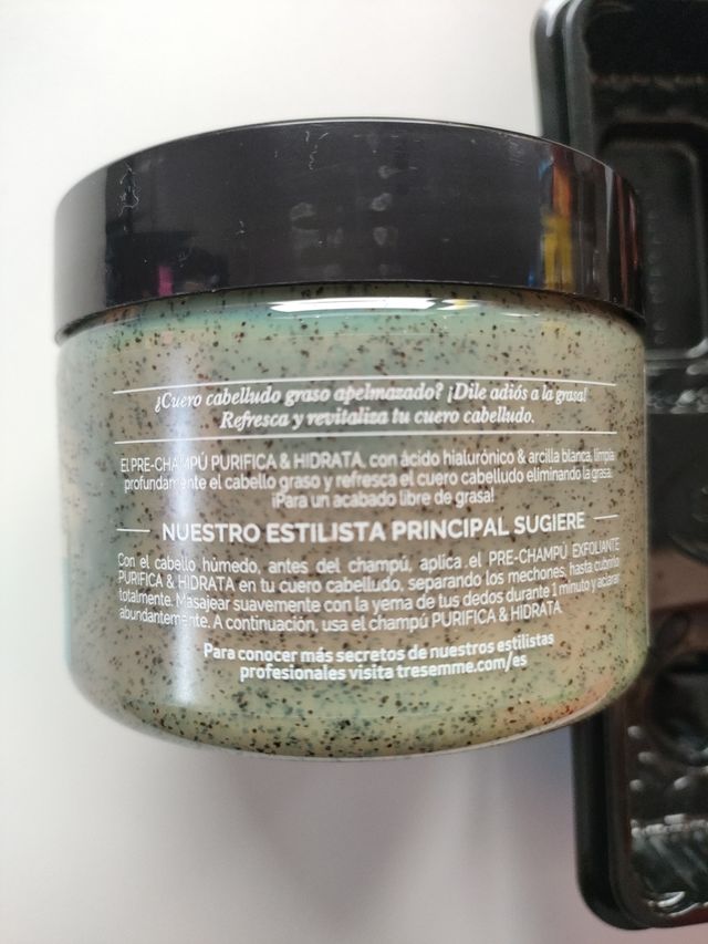 Champú exfoliante grasa con ácido hialurónico.