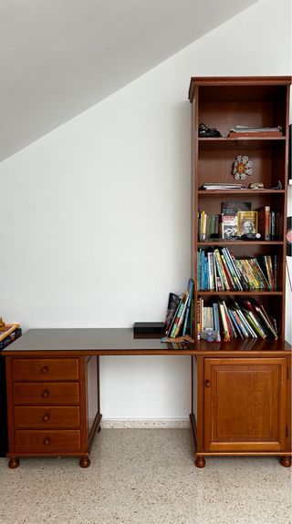 Escritorio y estanteria de madera