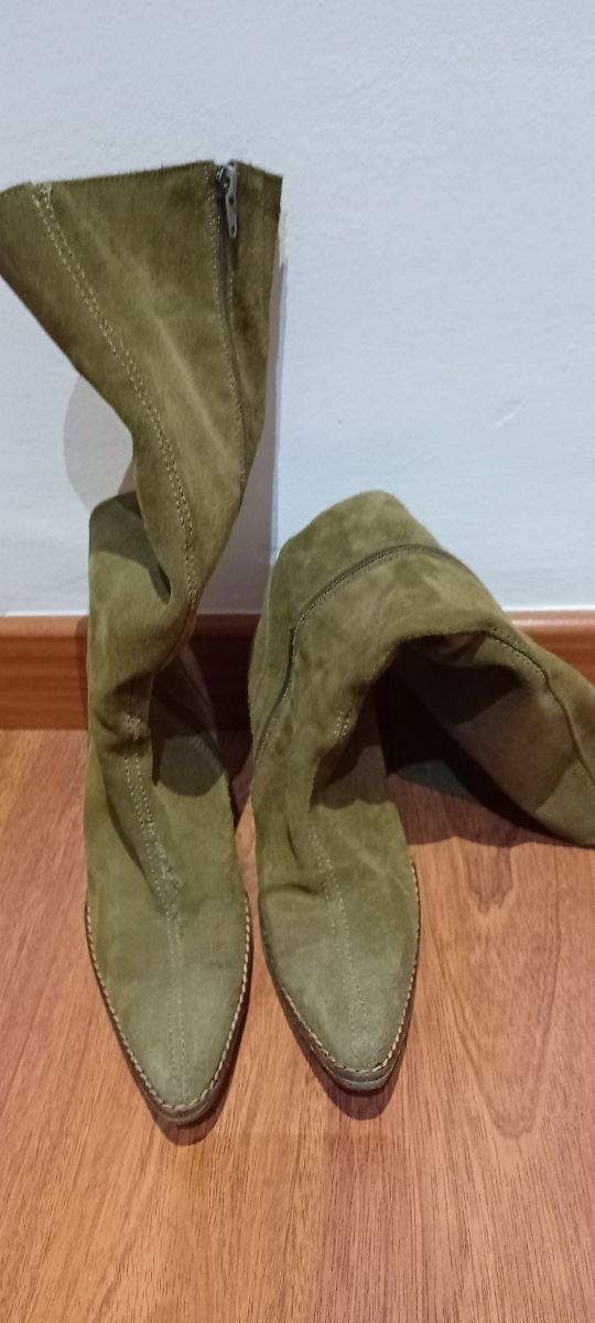 Botas cuero.