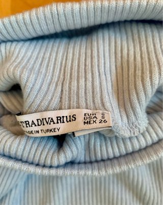Jersey de cuello alto celeste. Stradivarius. S