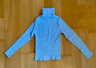 Jersey de cuello alto celeste. Stradivarius. S