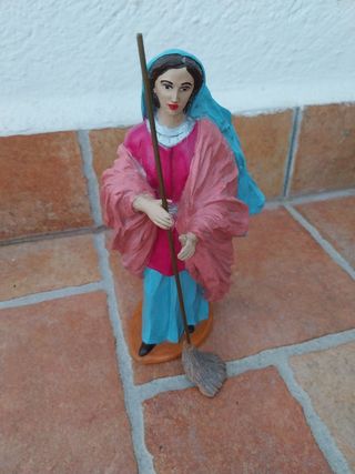 Figura mujer barriendo 