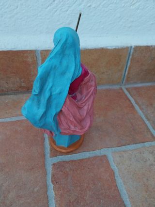 Figura mujer barriendo 
