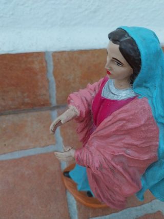 Figura mujer barriendo 