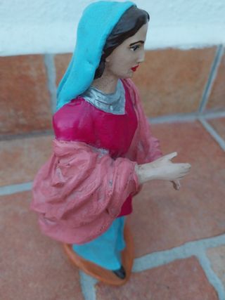 Figura mujer barriendo 