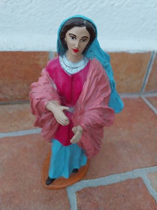 Figura mujer barriendo 