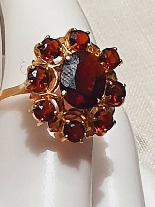 Anillo de oro de 18 kilates  .