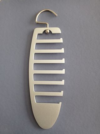 Percha cuelga corbatas.