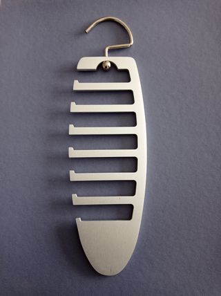 Percha cuelga corbatas.